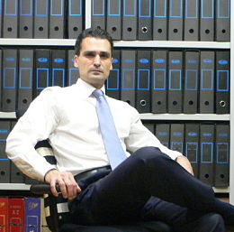 Foto sentado escritorio